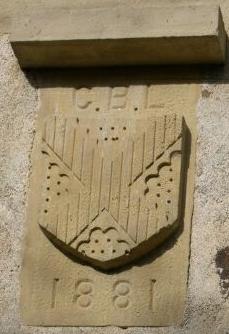 plaque armoriée sur une ferme du hameau de Ris-Martin (Ansac sur Vienne)