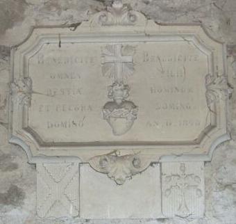 plaque armoriée dans une grange de Montvallier (Ansac sur Vienne)