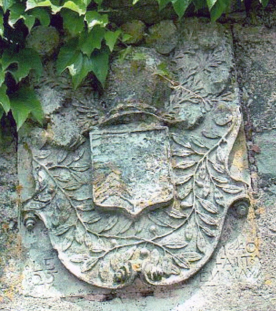 Blason au dessus de la porte d'entrée du logis de Fellet à Pleuville.