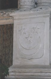 blason de la famille de Paris,   au pied du rétable de l'église Saint-André d'Angoulême.