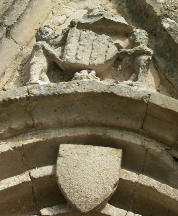 blason au dessus de la porte de l'église de Villiers le Roux