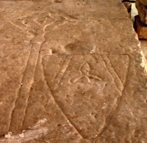 photo d'un blason inconnu gravé sur une dalle de l'église de Londigny.